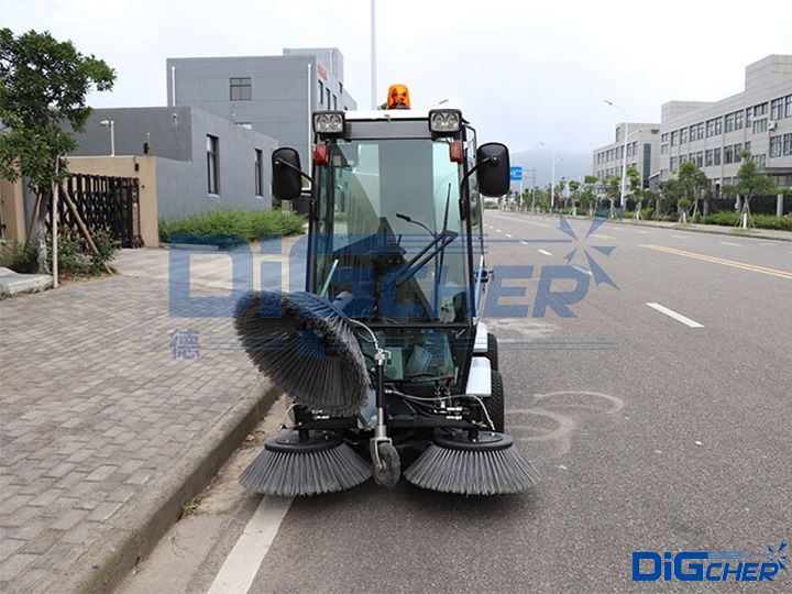 駕駛式掃地機準(zhǔn)備作業(yè)