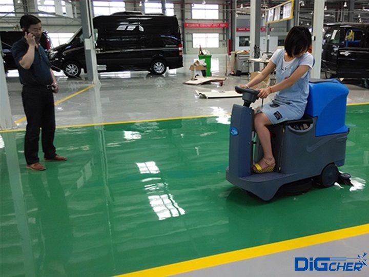 洗地機(jī)在工廠車(chē)間作業(yè)