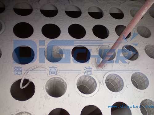 花板上已經(jīng)結成灰餅